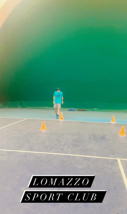 Allenamento con i coni sul campo coperto