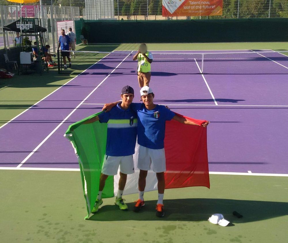 Lorenzo Rottoli e il compagno di doppio con il tricolore sul campo del Festival Olimpico 2017