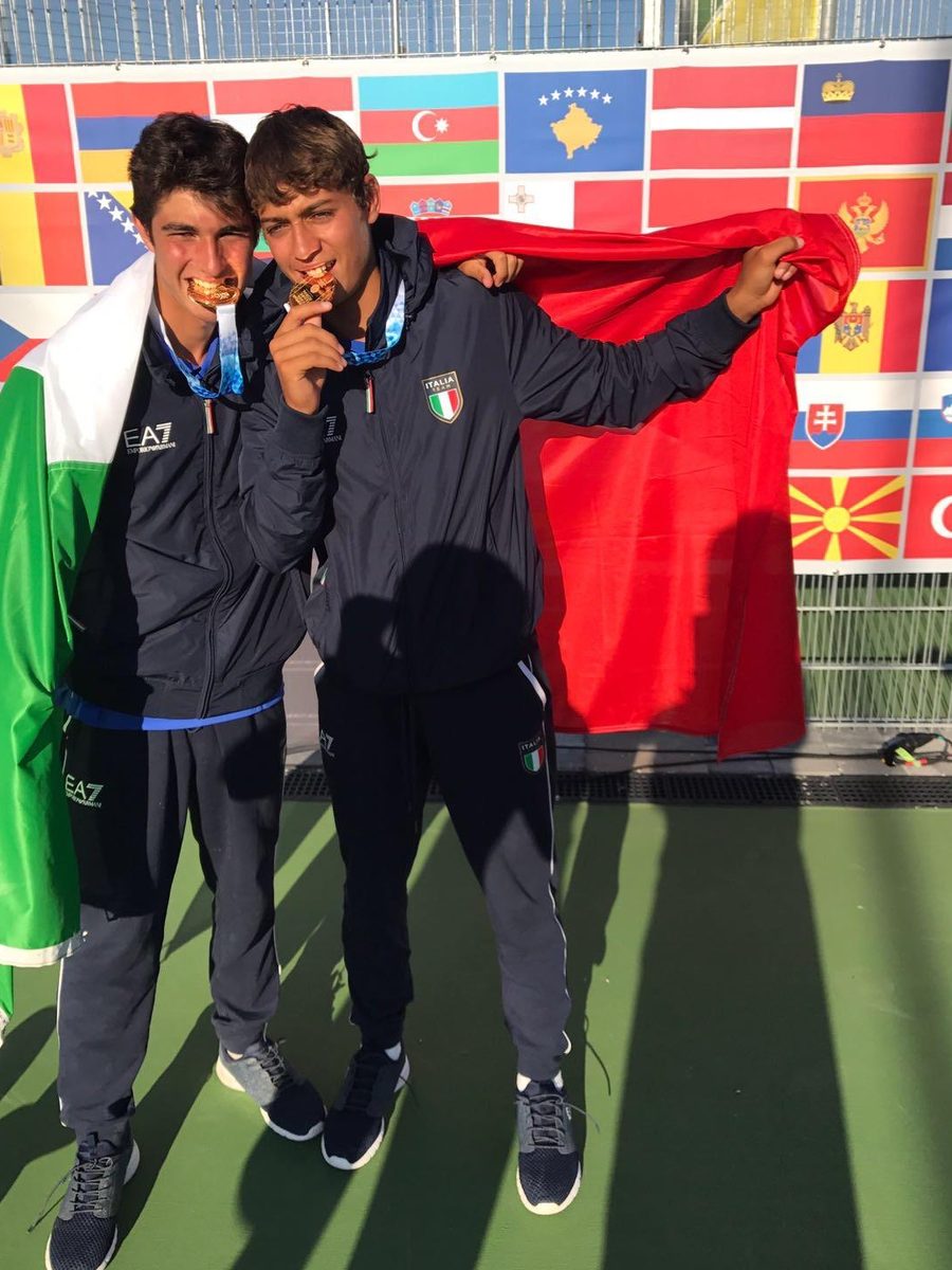 Lorenzo Rottoli morde la medaglia d'oro del doppio, con il tricolore, Festival Olimpico 2017