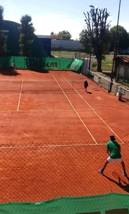 Lorenzo Rottoli in allenamento sulla terra rossa del Lomazzo Sport Club