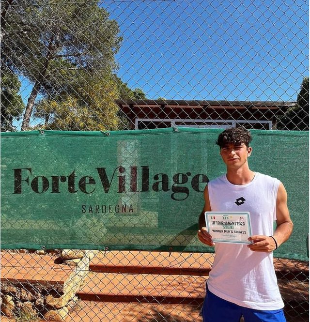 Lorenzo Rottoli con il premio di vincitore del singolare maschile, ITF Santa Margherita di Pula 2023